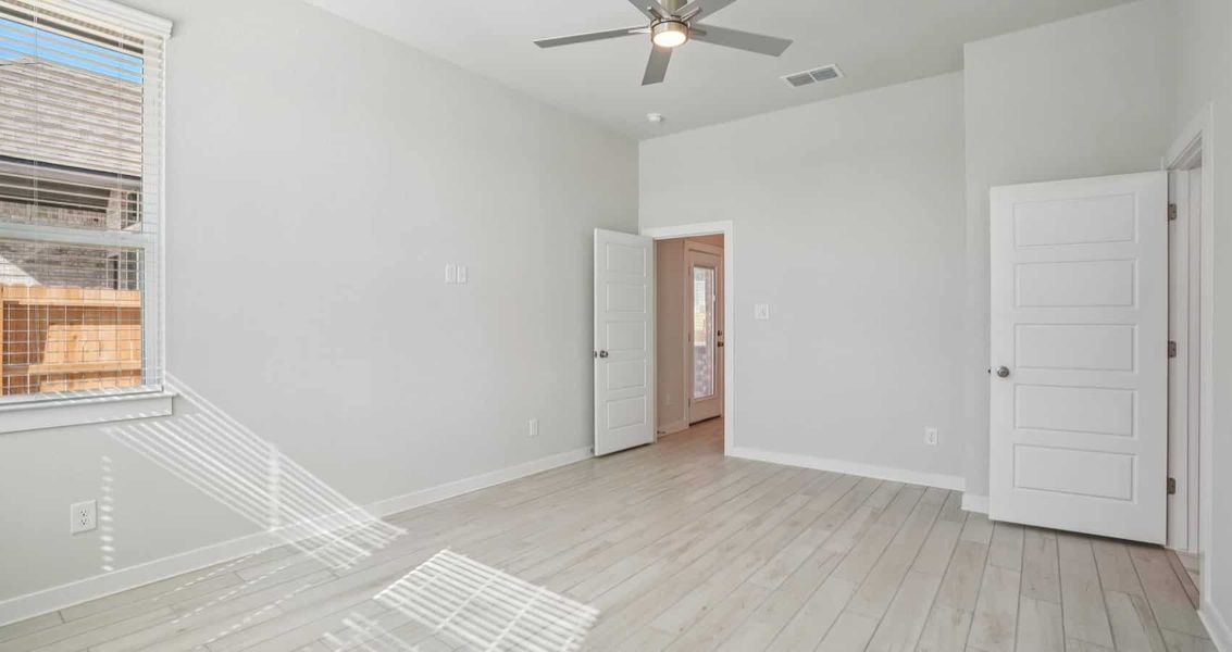 Spacious, unfurnished interior of a new home in Meyer Ranch, New Braunfels (Image 17).