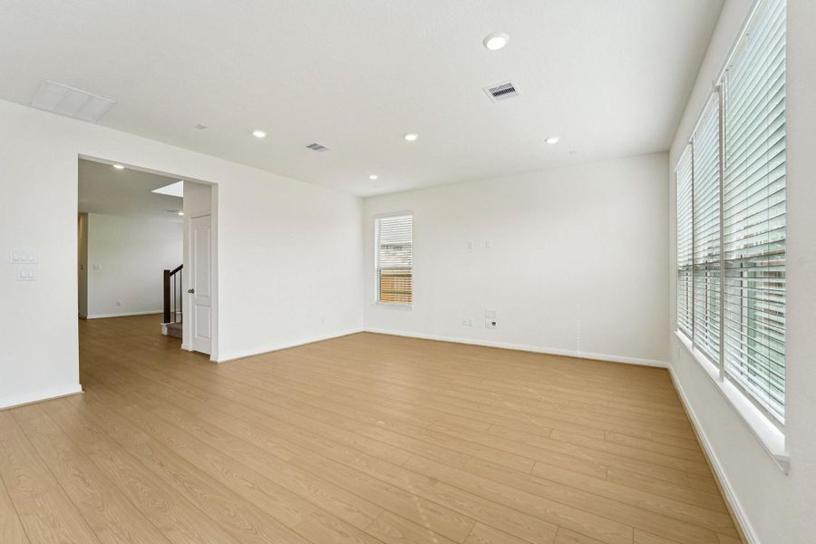 Spacious, unfurnished interior of a new home in Olympia Falls, Fresno (Image 26).