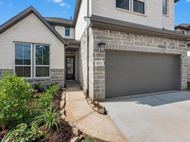 Exterior details and patio area of a home in Oakhill Reserve, Tomball (Image 4).