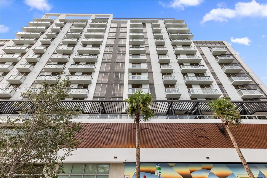 Condo located in Miami, FL showcasing its design and architecture (Image 25).