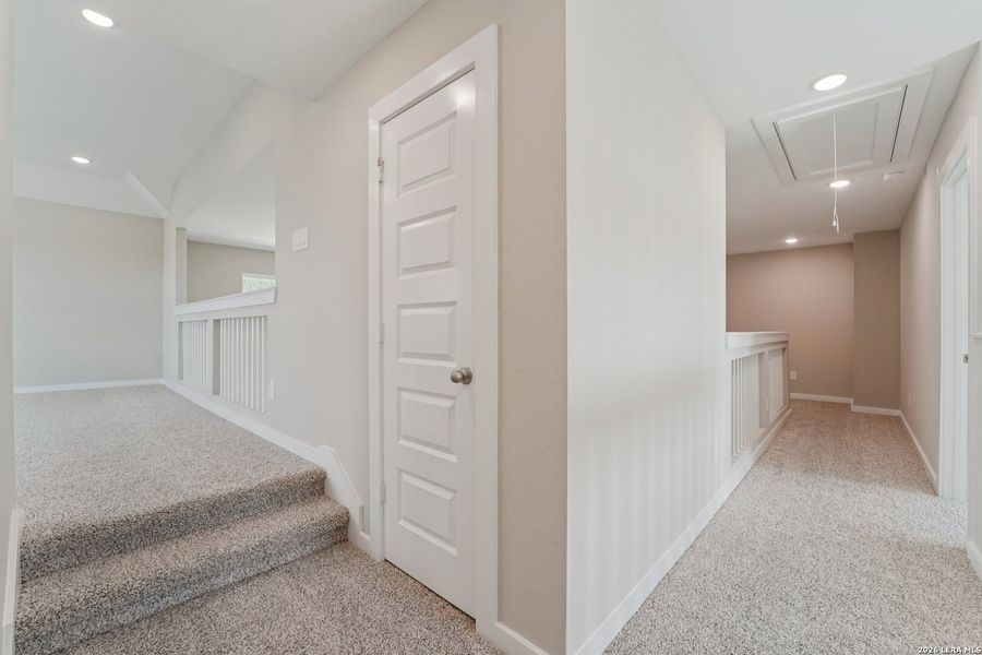 Spacious, unfurnished interior of a new home in Alamo Estates, San Antonio (Image 19).