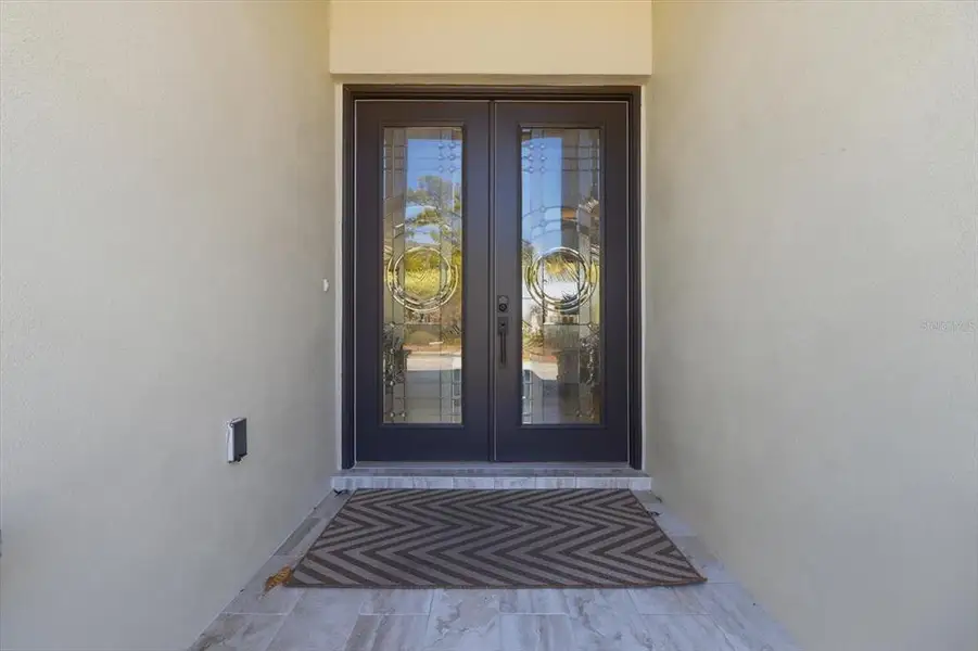 Exterior details and patio area of a home in , Lecanto (Image 4).