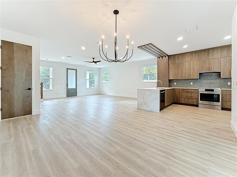 Seamless flow between kitchen and dining area Seamless flow between kitchen and dining area