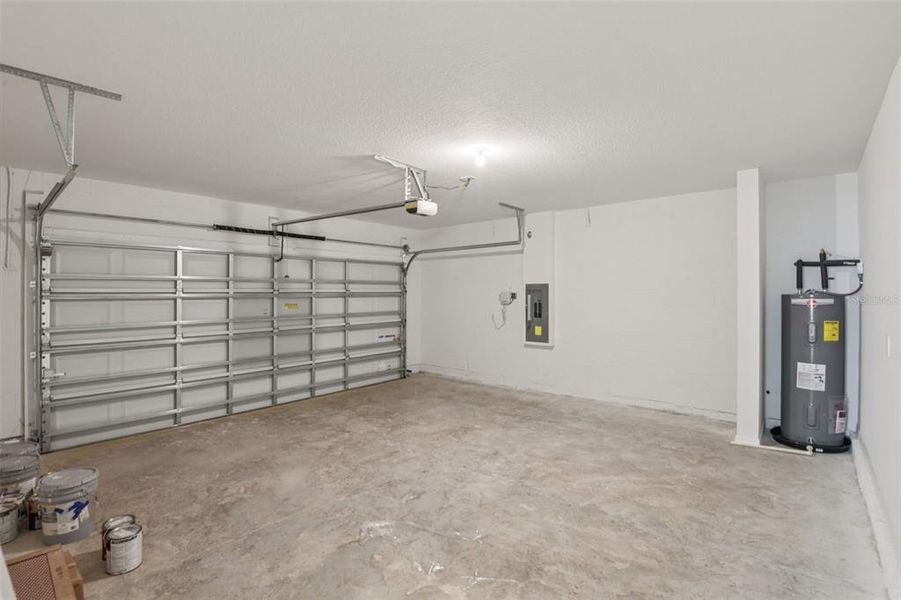 Spacious, unfurnished interior of a new home in Hilltop Vistas, Dade City (Image 31).