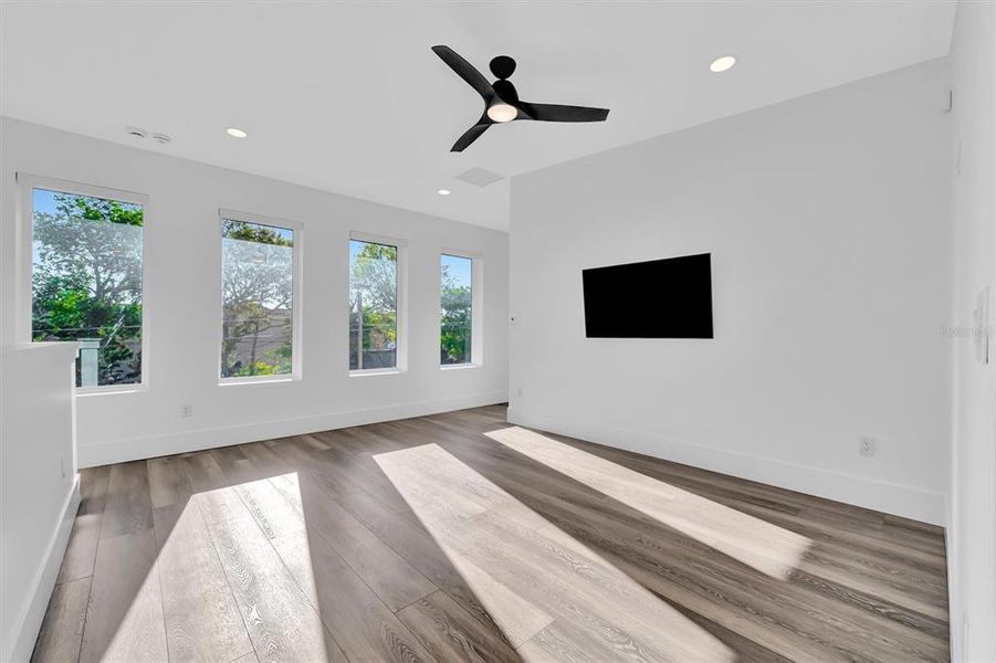 Spacious, unfurnished interior of a new home in , Sarasota (Image 22).