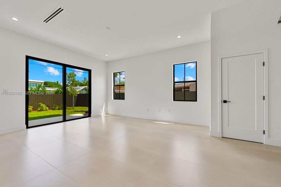 Spacious, unfurnished interior of a new home in , Miami (Image 18).