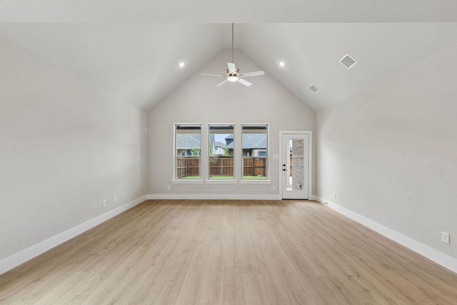 Spacious, unfurnished interior of a new home in Dove Hollow, Waxahachie (Image 22). Spacious, unfurnished interior of a new home in Dove Hollow, Waxahachie (Image 22).