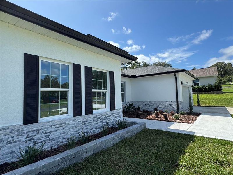 Exterior details and patio area of a home in , Beverly Hills (Image 35).