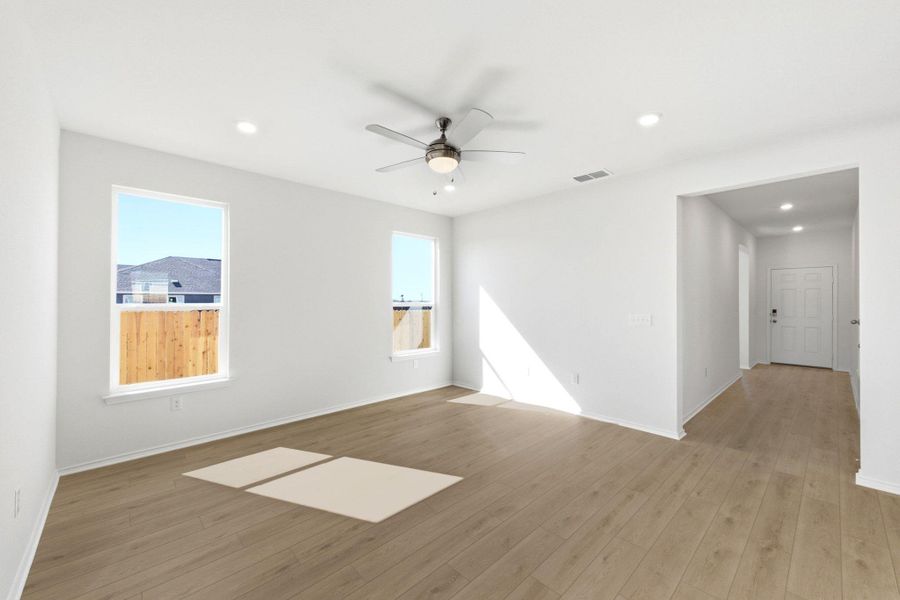 Spacious, unfurnished interior of a new home in Stoney Chase, Del Valle (Image 20).