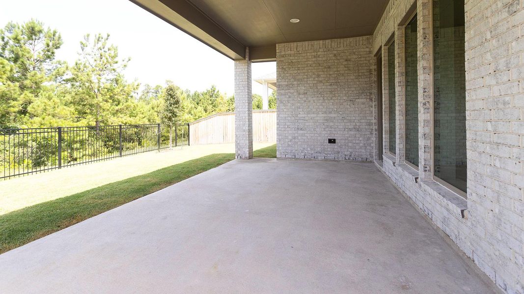 Exterior details and patio area of a home in Kresston, Montgomery (Image 3).