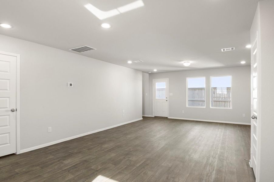 Spacious, unfurnished interior of a new home in Harvest Ridge, Elgin (Image 19).