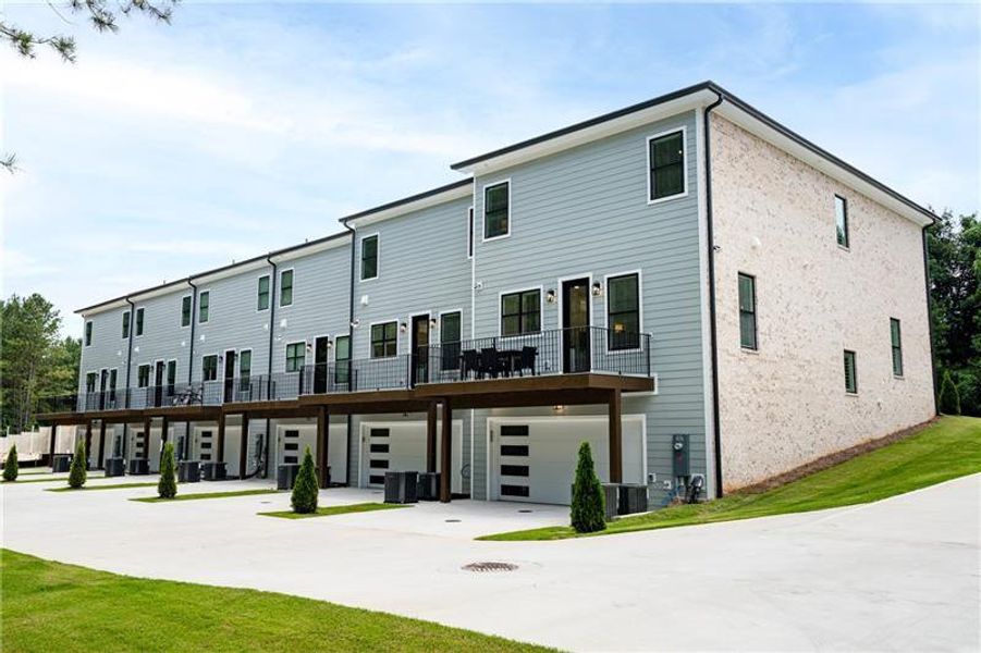 Condo located in Stockbridge, GA showcasing its design and architecture (Image 5).