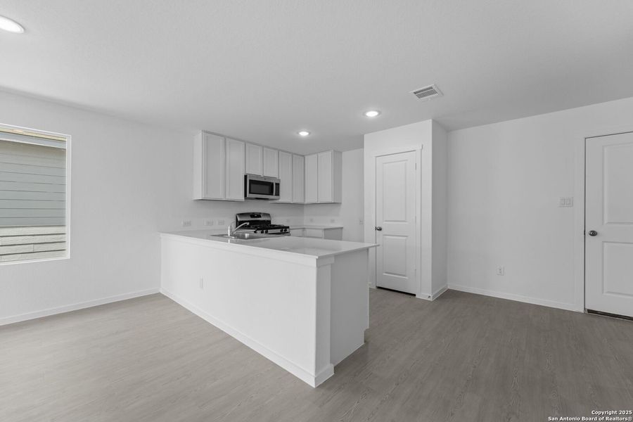 Furnished interior view inside a new home in Lodi Grove, Floresville (Image 4).