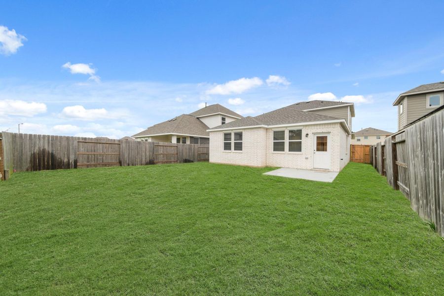 Exterior details and patio area of a home in Lago Mar, Texas City (Image 4).