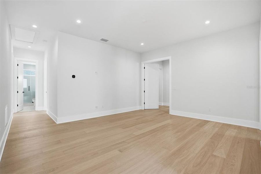 Spacious, unfurnished interior of a new home in , Tampa (Image 29).