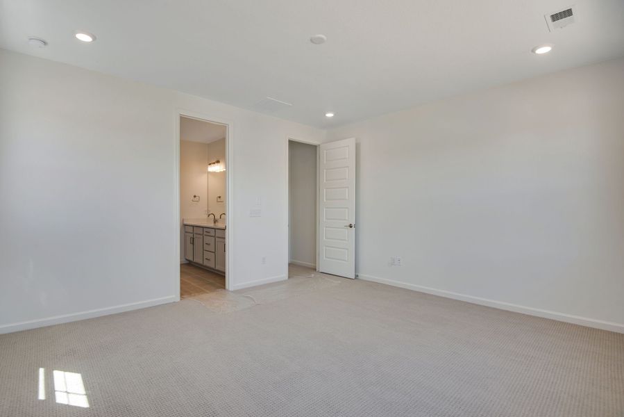 Spacious, unfurnished interior of a new home in The Aurora Highlands, Aurora (Image 32).