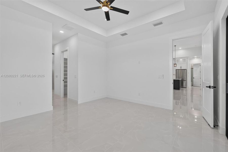 Spacious, unfurnished interior of a new home in , Cape Coral (Image 25).