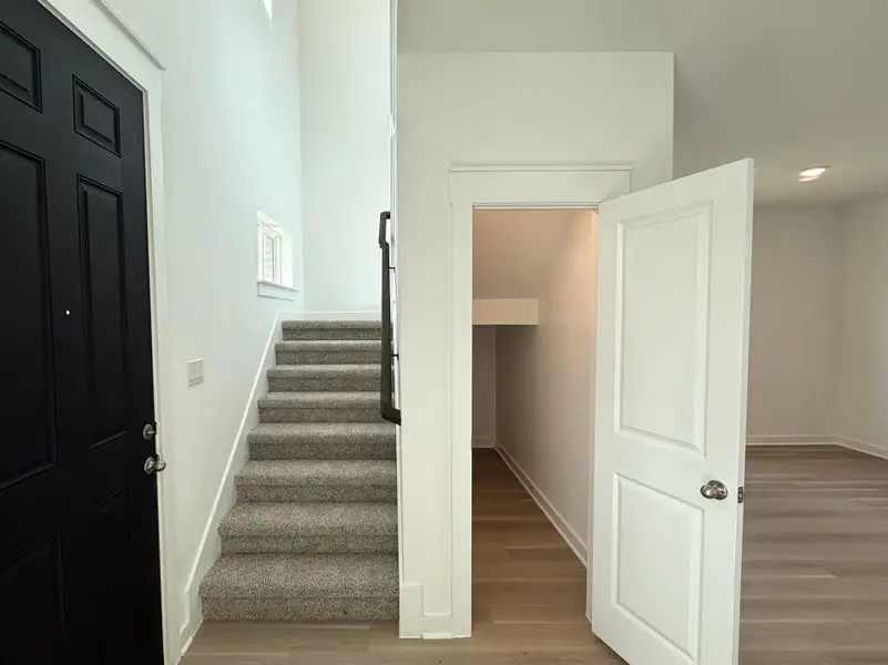 Spacious, unfurnished interior of a new home in Creeks Crossing, Elgin (Image 15).
