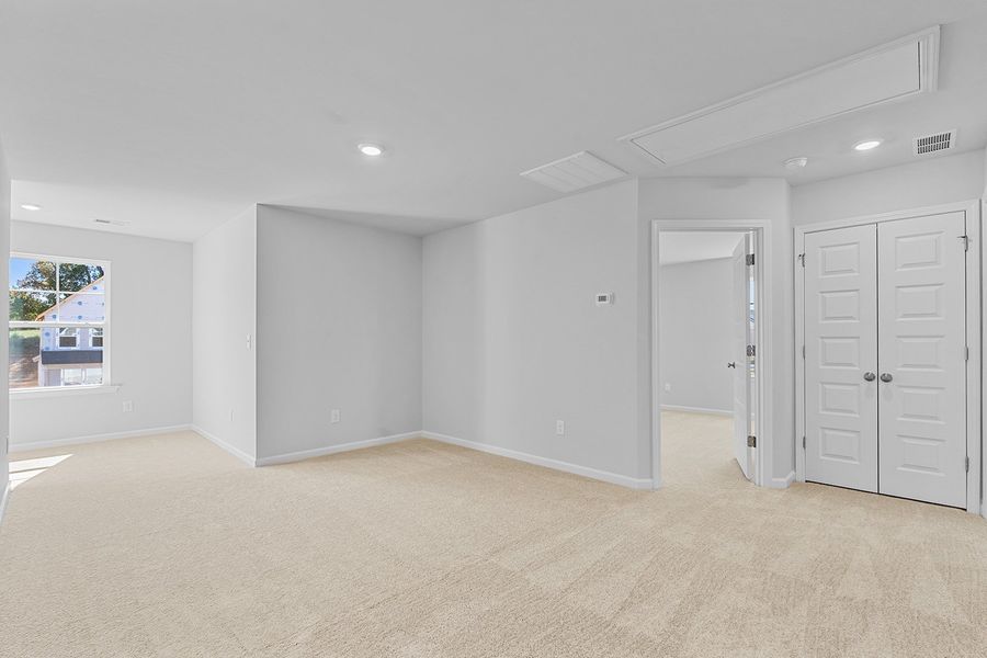 Spacious, unfurnished interior of a new home in Fieldstone, Lexington (Image 34).