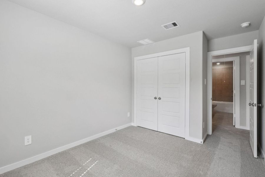 Spacious, unfurnished interior of a new home in Stewart's Ranch, Conroe (Image 18).