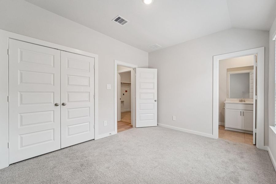 Spacious, unfurnished interior of a new home in Stewart's Ranch, Conroe (Image 16).
