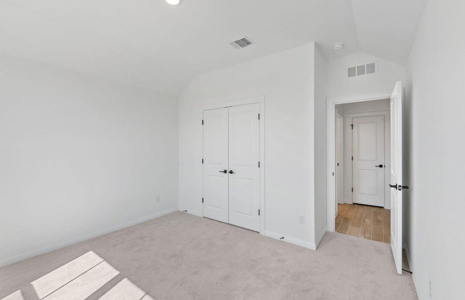 Spacious, unfurnished interior of a new home in Crescent Bluff, Georgetown (Image 15).