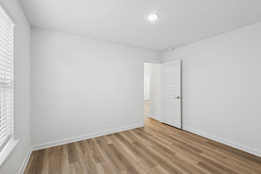 Spacious, unfurnished interior of a new home in Lone Star Landing, Montgomery (Image 30).