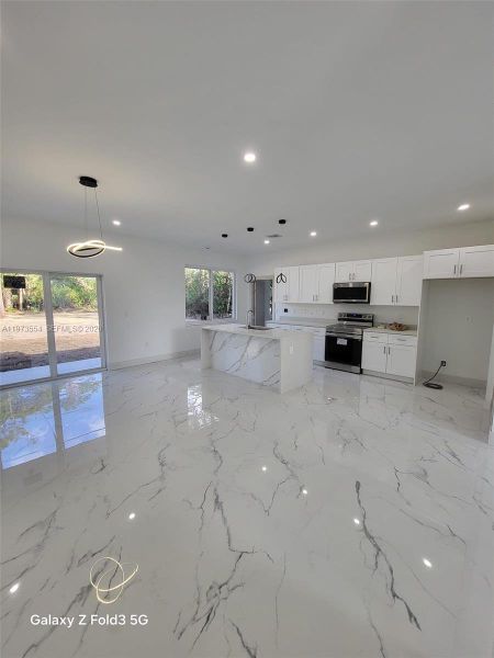 Spacious, unfurnished interior of a new home in , Lehigh Acres (Image 6).