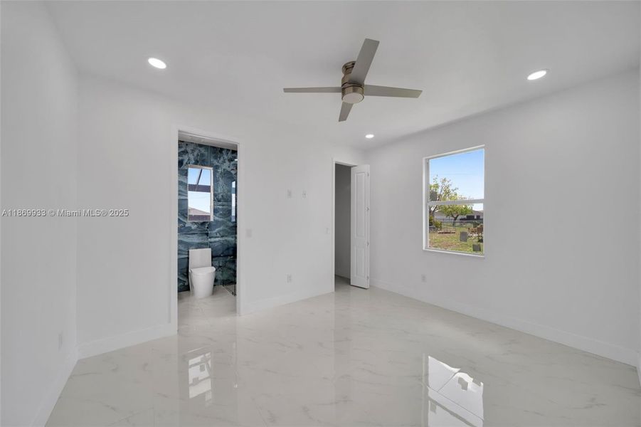 Spacious, unfurnished interior of a new home in , Cape Coral (Image 19).