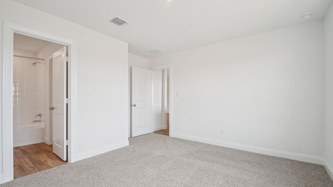 Spacious, unfurnished interior of a new home in Railhead, Cedar Creek (Image 25).