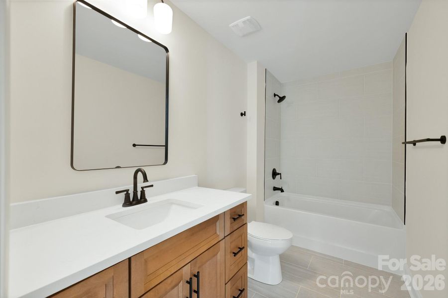 Upstairs En-Suite Bath