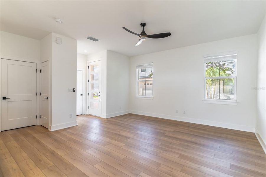 Spacious, unfurnished interior of a new home in , Orlando (Image 5).