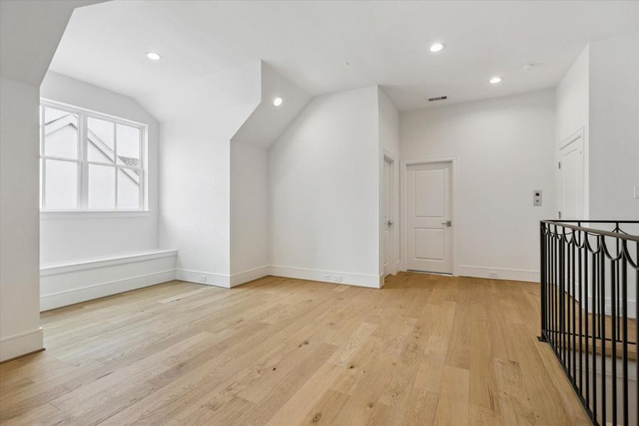 Spacious, unfurnished interior of a new home in Memorial Green, Houston (Image 16).