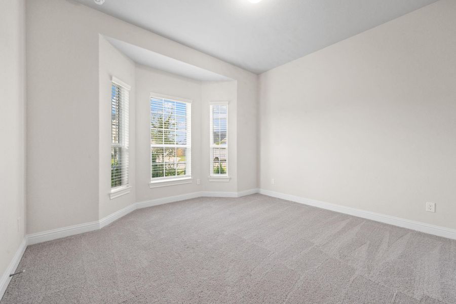 Spacious, unfurnished interior of a new home in Champions Forest 90', Mont Belvieu (Image 22).