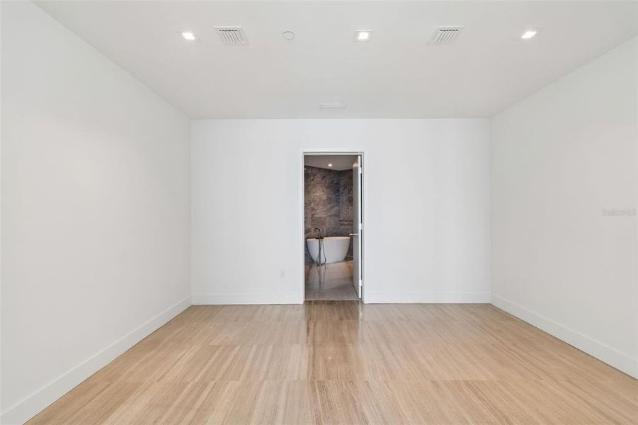 Spacious, unfurnished interior of a new home in , Tampa (Image 41).