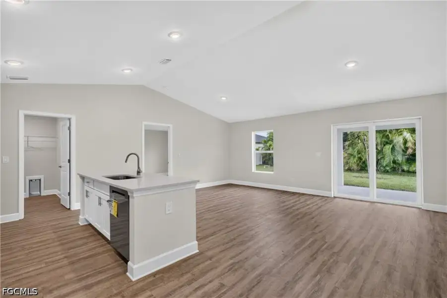 Spacious, unfurnished interior of a new home in Cape Coral, Cape Coral (Image 13).