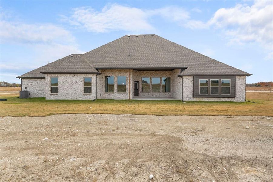 Exterior details and patio area of a home in , Waxahachie (Image 4).