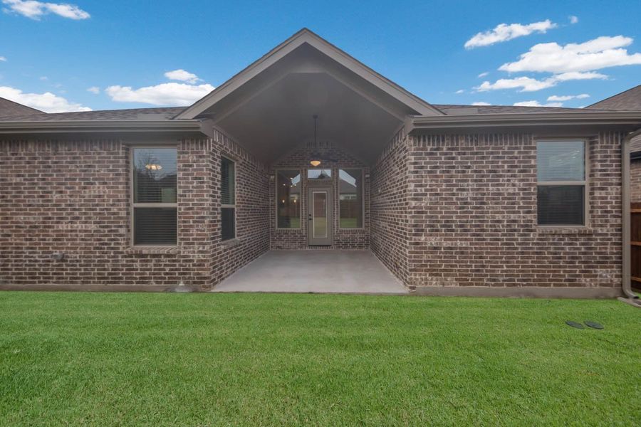 Exterior details and patio area of a home in Las Lomas, Forney (Image 4).