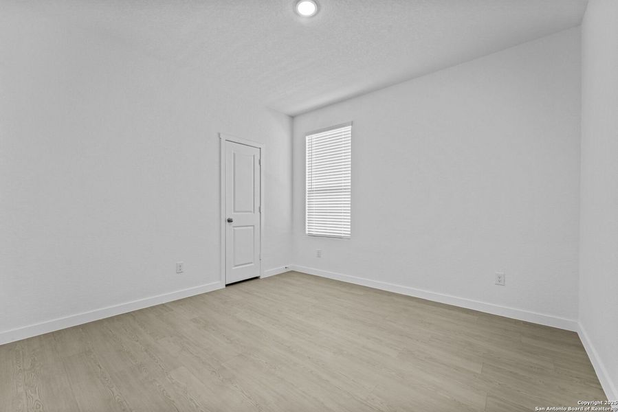 Spacious, unfurnished interior of a new home in Parkside: Coastline Collection, New Braunfels (Image 14).