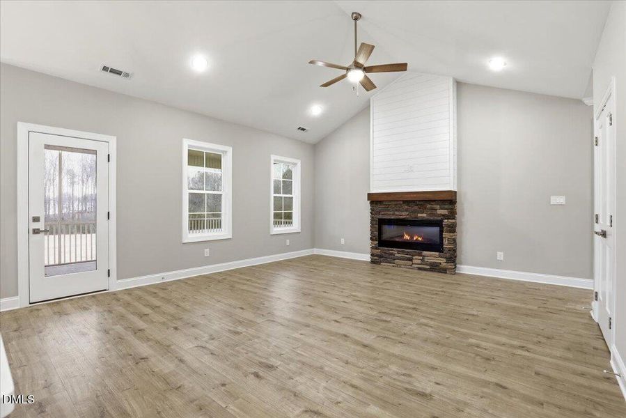 10-7379 Hill Rd-10