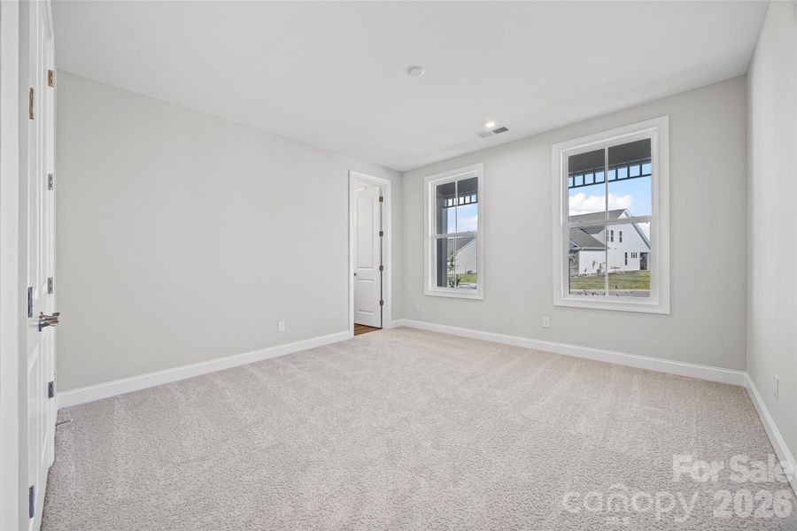 Spacious, unfurnished interior of a new home in Handsmill on Lake Wylie, York (Image 17).