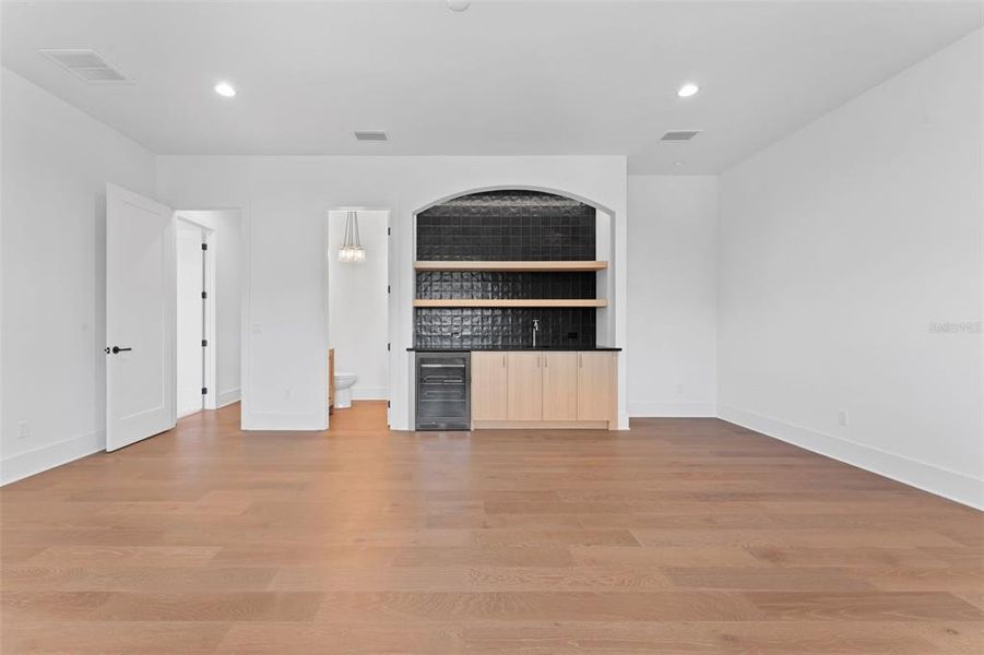 Spacious, unfurnished interior of a new home in , Tampa (Image 25).