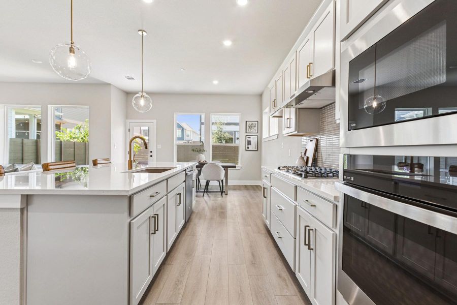 Kitchen (Staged) Kitchen (Staged)