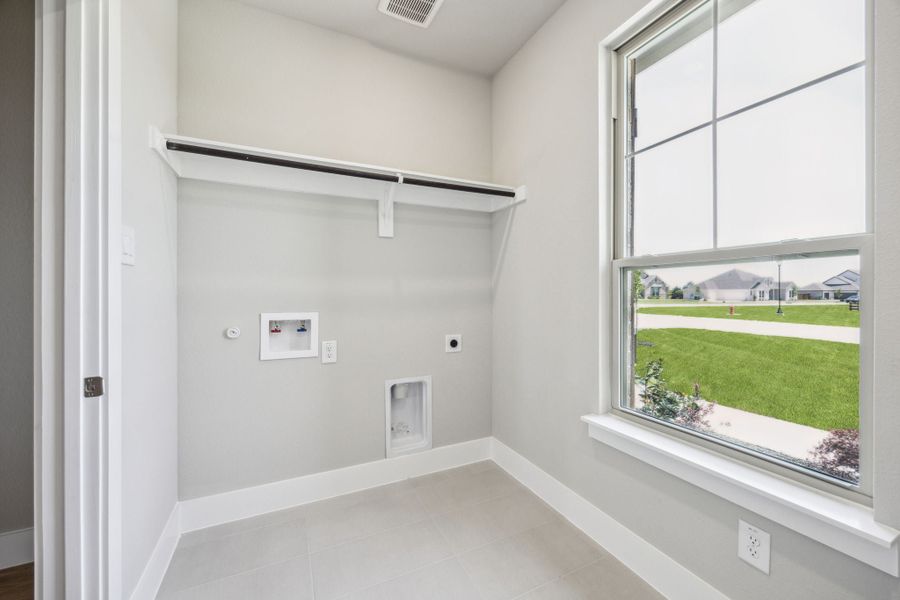 Spacious, unfurnished interior of a new home in Ellis Ranch Estates, Waxahachie (Image 22).