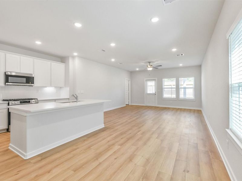 Spacious, unfurnished interior of a new home in Lakes at Black Oak, Magnolia (Image 21).