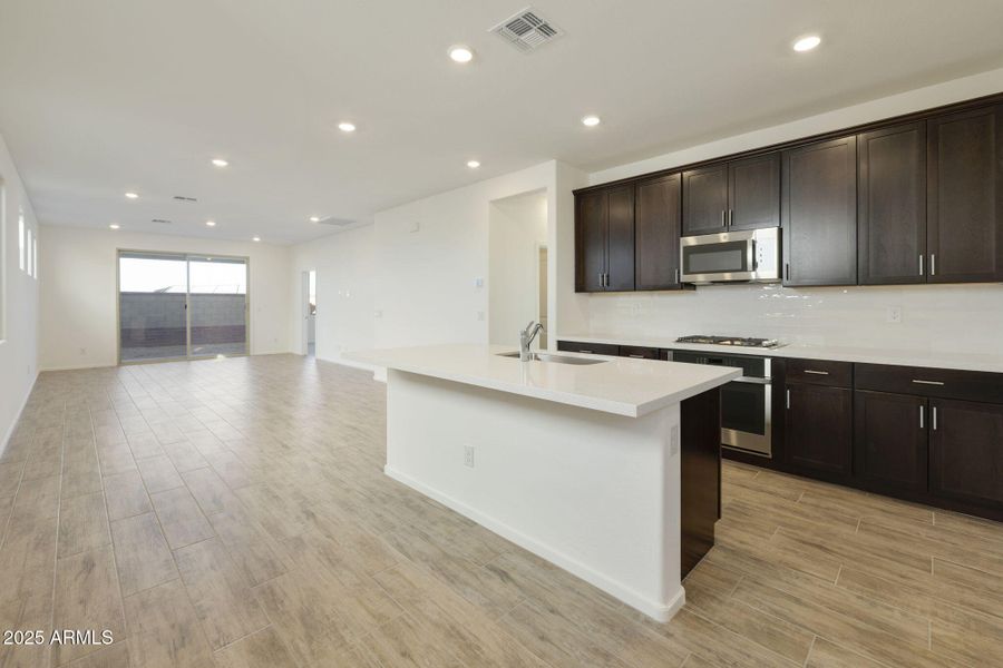 KITCHEN / GREAT ROOM KITCHEN / GREAT ROOM