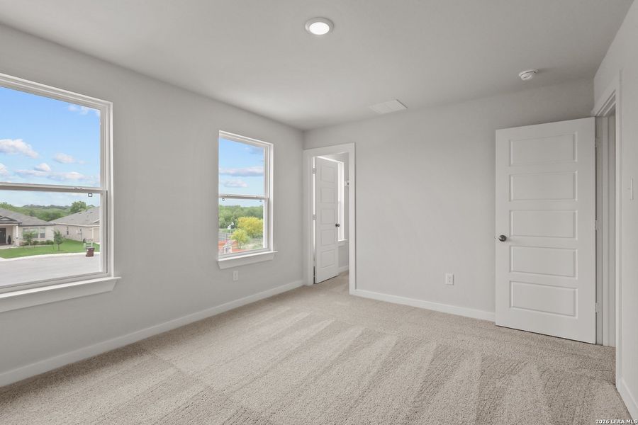 Spacious, unfurnished interior of a new home in Cinco Lakes, San Antonio (Image 33).