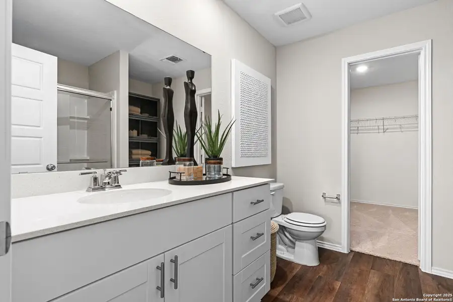 Furnished interior view inside a new home in Cinco Lakes, San Antonio (Image 10).