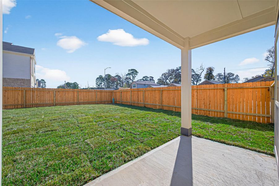 Exterior details and patio area of a home in Woodland Lakes, Houston (Image 3).