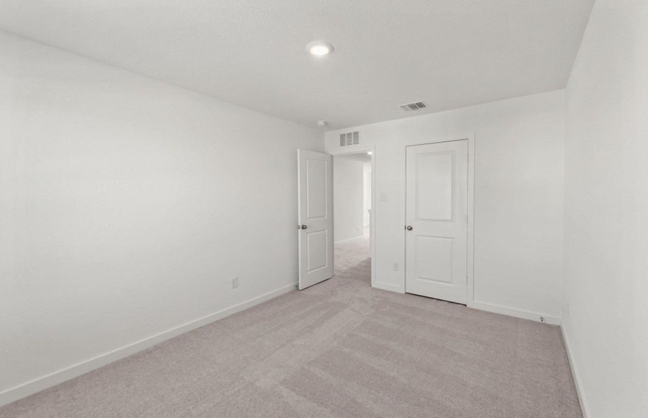 Spacious, unfurnished interior of a new home in Sunfield, Buda (Image 17).
